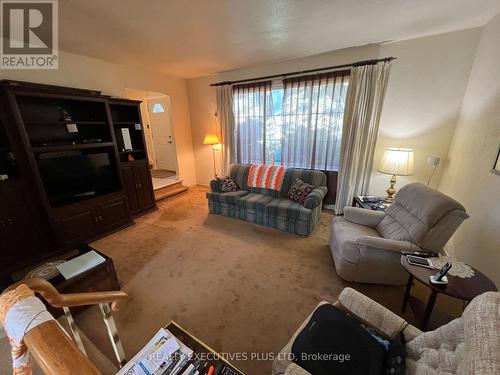 39 Glebe Crescent, Brampton, ON - Indoor Photo Showing Living Room