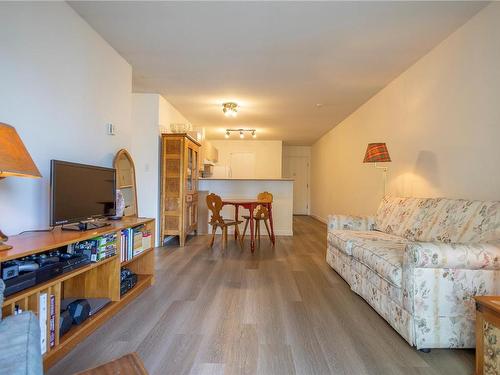 406-827 North Park St, Victoria, BC - Indoor Photo Showing Living Room