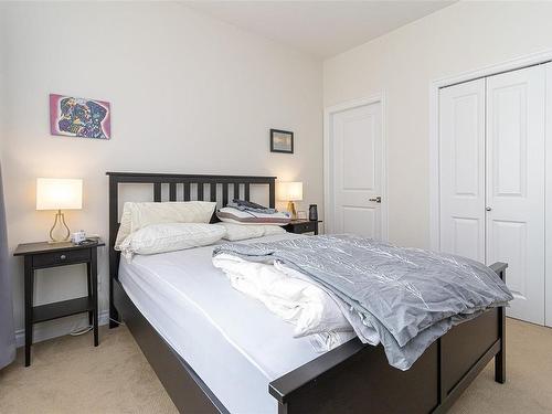 304-9751 Fourth St, Sidney, BC - Indoor Photo Showing Bedroom