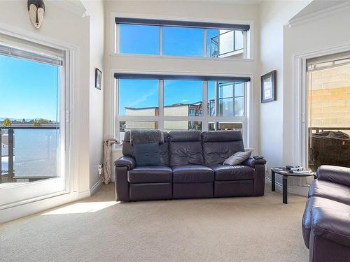 304-9751 Fourth St, Sidney, BC - Indoor Photo Showing Living Room