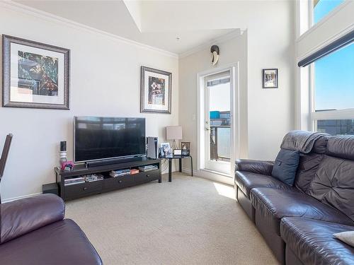 304-9751 Fourth St, Sidney, BC - Indoor Photo Showing Living Room