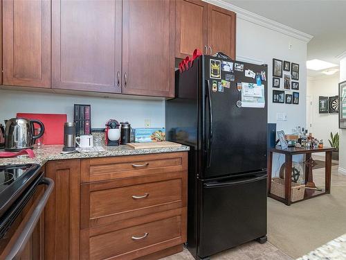 304-9751 Fourth St, Sidney, BC - Indoor Photo Showing Kitchen