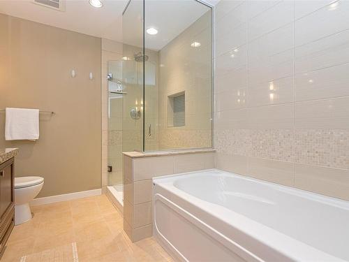 601-1400 Lynburne Pl, Langford, BC - Indoor Photo Showing Bathroom