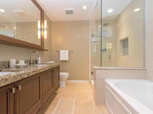 601-1400 Lynburne Pl, Langford, BC - Indoor Photo Showing Bathroom