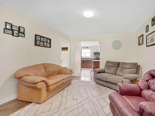 6877 Barnhartvale Road, Kamloops, BC - Indoor Photo Showing Living Room