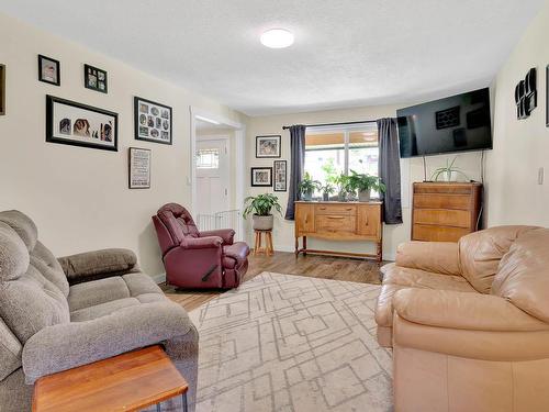 6877 Barnhartvale Road, Kamloops, BC - Indoor Photo Showing Living Room