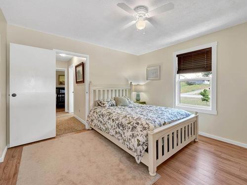 6877 Barnhartvale Road, Kamloops, BC - Indoor Photo Showing Bedroom