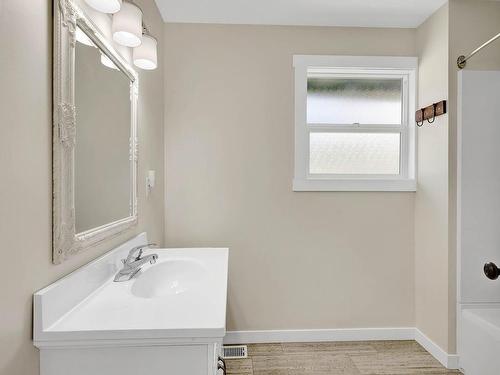 6877 Barnhartvale Road, Kamloops, BC - Indoor Photo Showing Bathroom