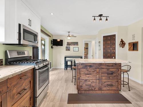 6877 Barnhartvale Road, Kamloops, BC - Indoor Photo Showing Kitchen