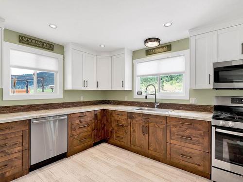 6877 Barnhartvale Road, Kamloops, BC - Indoor Photo Showing Kitchen