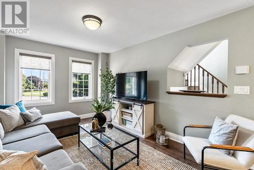 61 Aspen Park Way, Whitby (Downtown Whitby), ON - Indoor Photo Showing Living Room