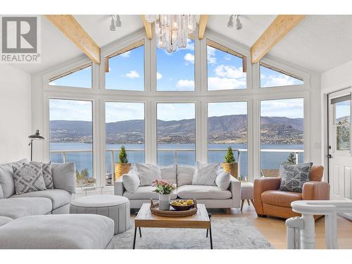 403 Stellar Drive, Kelowna, BC - Indoor Photo Showing Living Room