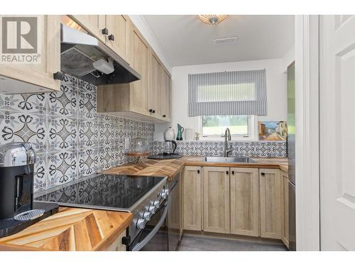 403 Stellar Drive, Kelowna, BC - Indoor Photo Showing Kitchen