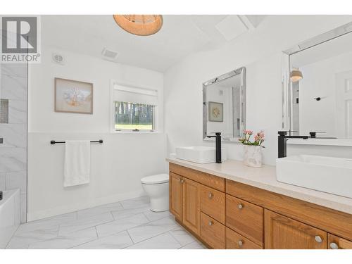 403 Stellar Drive, Kelowna, BC - Indoor Photo Showing Bathroom