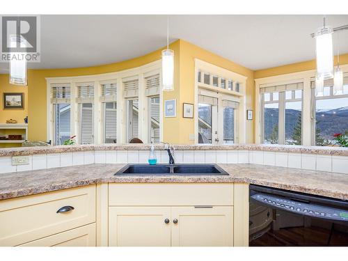 40 Kestrel Place Unit# 5, Vernon, BC - Indoor Photo Showing Kitchen With Double Sink