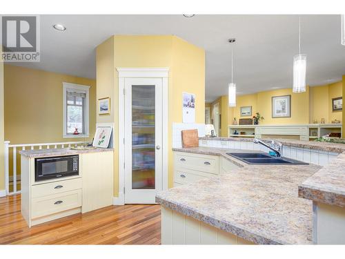 40 Kestrel Place Unit# 5, Vernon, BC - Indoor Photo Showing Kitchen With Double Sink