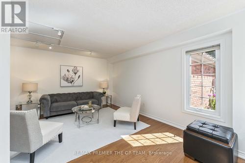 21 October Lane, Aurora (Aurora Grove), ON - Indoor Photo Showing Living Room