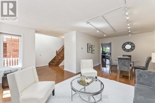 21 October Lane, Aurora (Aurora Grove), ON - Indoor Photo Showing Living Room