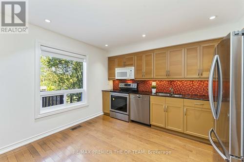 21 October Lane, Aurora (Aurora Grove), ON - Indoor Photo Showing Kitchen