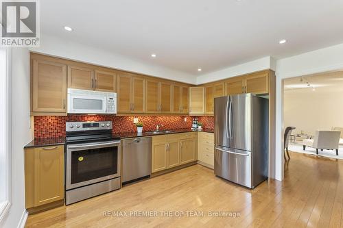 21 October Lane, Aurora (Aurora Grove), ON - Indoor Photo Showing Kitchen