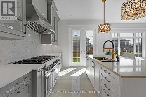 31 Painted Pony Trail, Vaughan, ON - Indoor Photo Showing Kitchen With Double Sink With Upgraded Kitchen