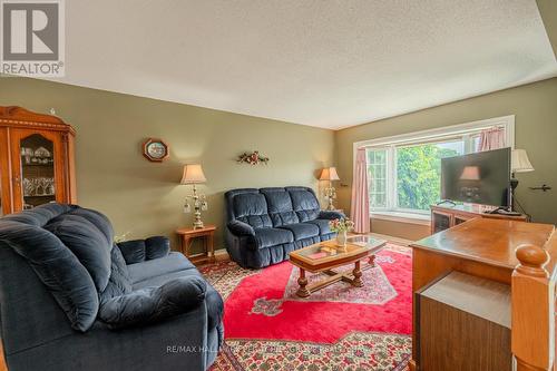 949 Roslyn Court, Midland, ON - Indoor Photo Showing Living Room