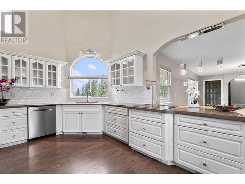 1851 70 Street Se, Salmon Arm, BC - Indoor Photo Showing Kitchen