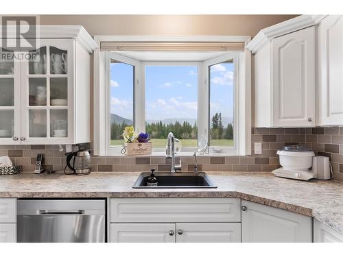 1851 70 Street Se, Salmon Arm, BC - Indoor Photo Showing Kitchen