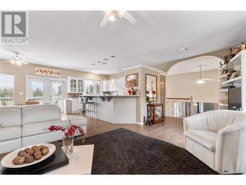 1851 70 Street Se, Salmon Arm, BC - Indoor Photo Showing Living Room