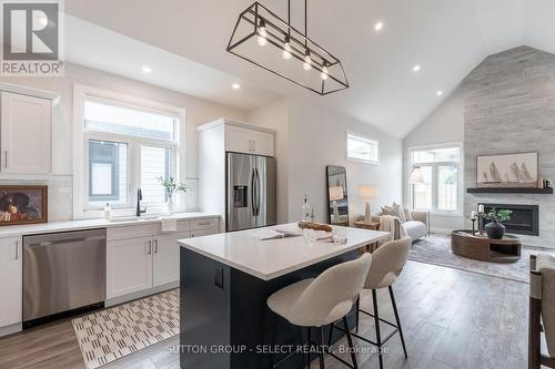 6 - 63 Compass Trail, Central Elgin (Port Stanley), ON - Indoor Photo Showing Kitchen With Stainless Steel Kitchen With Upgraded Kitchen