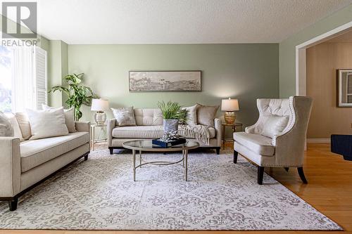 3175 Thorncrest Drive, Mississauga, ON - Indoor Photo Showing Living Room