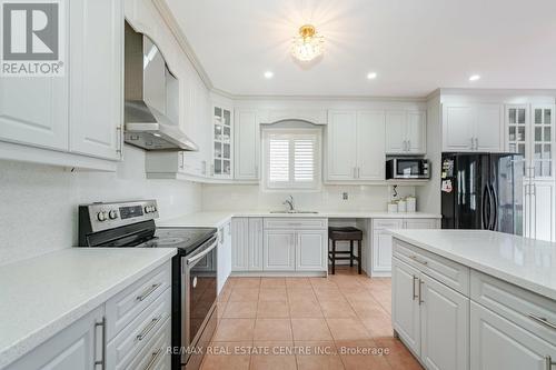 8 Goreridge Crescent, Brampton (Bram East), ON - Indoor Photo Showing Kitchen With Double Sink With Upgraded Kitchen