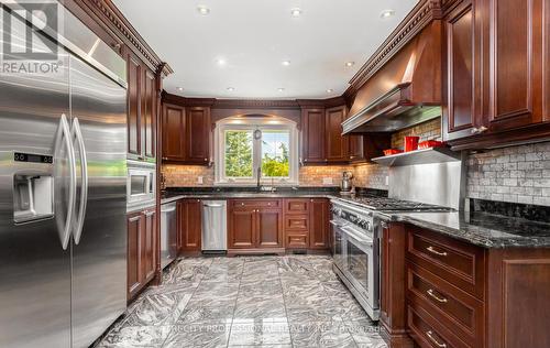 4 Fenton Way, Brampton, ON - Indoor Photo Showing Kitchen With Upgraded Kitchen