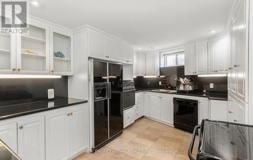 4 Fenton Way, Brampton, ON - Indoor Photo Showing Kitchen