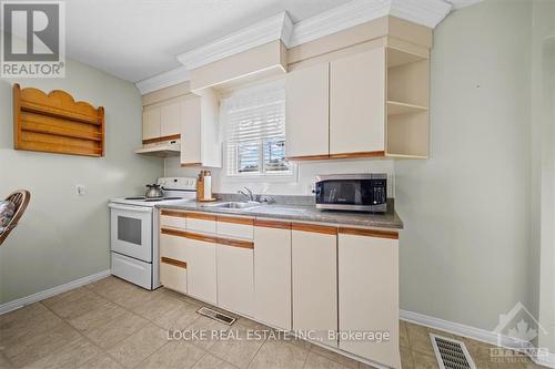 3900 Champlain Road, Clarence-Rockland, ON - Indoor Photo Showing Kitchen