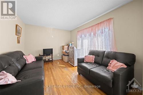 3900 Champlain Road, Clarence-Rockland, ON - Indoor Photo Showing Living Room