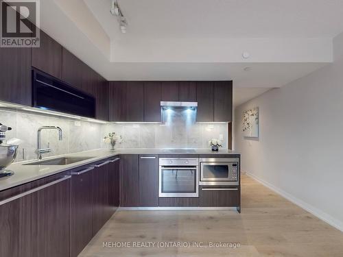 902 - 70 Queens Wharf Road, Toronto (Waterfront Communities), ON - Indoor Photo Showing Kitchen With Upgraded Kitchen