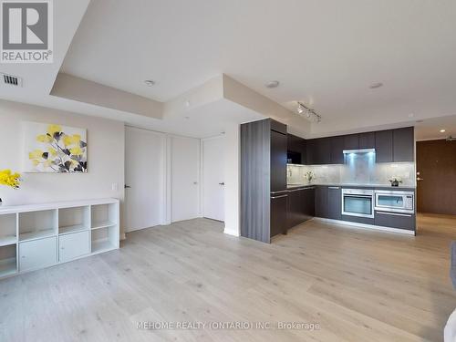 902 - 70 Queens Wharf Road, Toronto (Waterfront Communities), ON - Indoor Photo Showing Kitchen