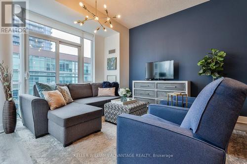 729 - 112 George Street, Toronto (Moss Park), ON - Indoor Photo Showing Living Room