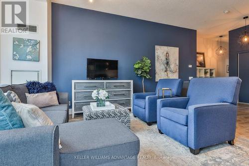 729 - 112 George Street, Toronto (Moss Park), ON - Indoor Photo Showing Living Room