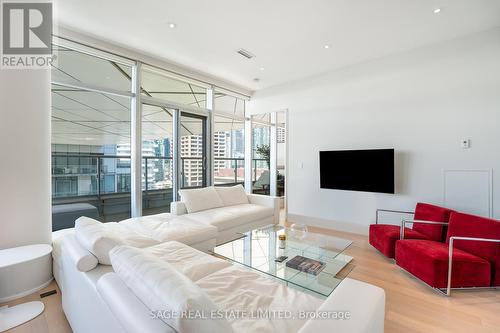 1124 - 39 Queens Quay E, Toronto (Waterfront Communities), ON - Indoor Photo Showing Living Room