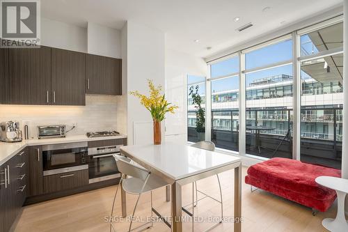 1124 - 39 Queens Quay E, Toronto (Waterfront Communities), ON - Indoor Photo Showing Kitchen With Upgraded Kitchen