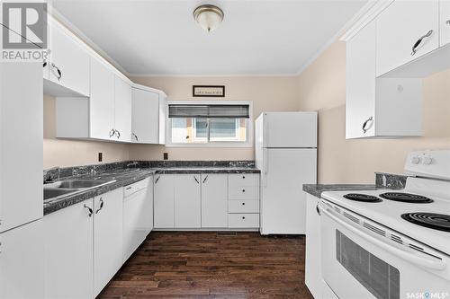 612 9Th Avenue Nw, Moose Jaw, SK - Indoor Photo Showing Kitchen With Double Sink