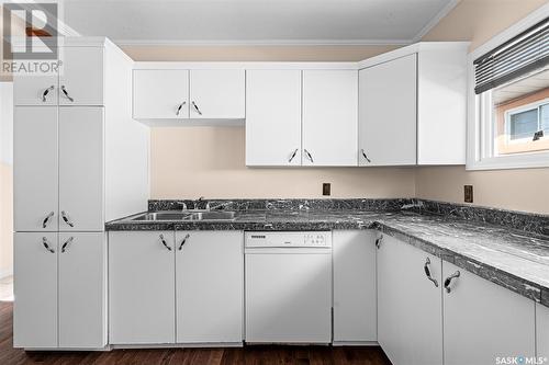 612 9Th Avenue Nw, Moose Jaw, SK - Indoor Photo Showing Kitchen With Double Sink