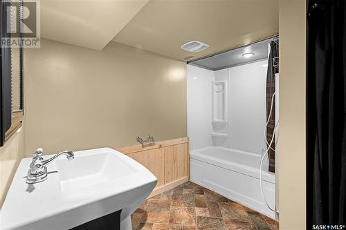 612 9Th Avenue Nw, Moose Jaw, SK - Indoor Photo Showing Bathroom