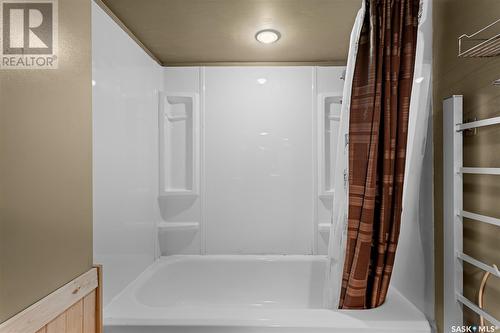 612 9Th Avenue Nw, Moose Jaw, SK - Indoor Photo Showing Bathroom