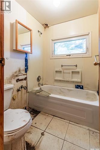 1138 Coteau Street W, Moose Jaw, SK - Indoor Photo Showing Bathroom