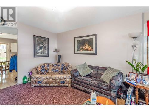 1353 Friesen Road, Kelowna, BC - Indoor Photo Showing Living Room