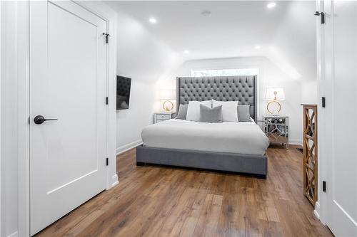 1040 Cedarwood Place, Burlington, ON - Indoor Photo Showing Bedroom