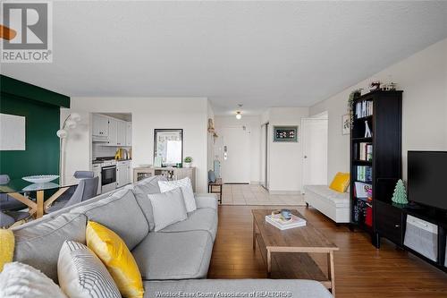 3936 Wyandotte Street Unit# 912, Windsor, ON - Indoor Photo Showing Living Room